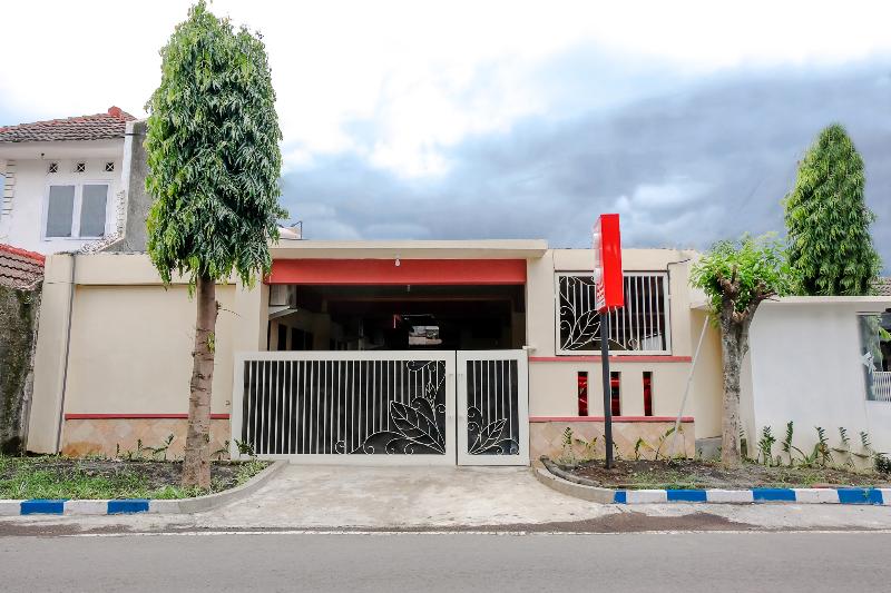 ホテル Reddoorz Syariah At Sulfat Malang