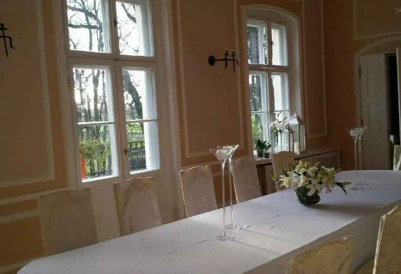 Aamiaismajoitus (B&B) Zamek Rynkówka