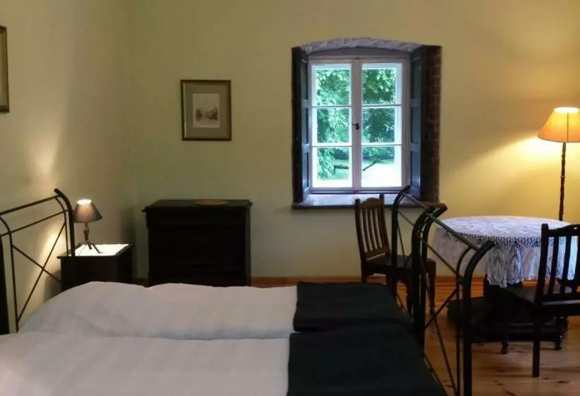 Aamiaismajoitus (B&B) Zamek Rynkówka