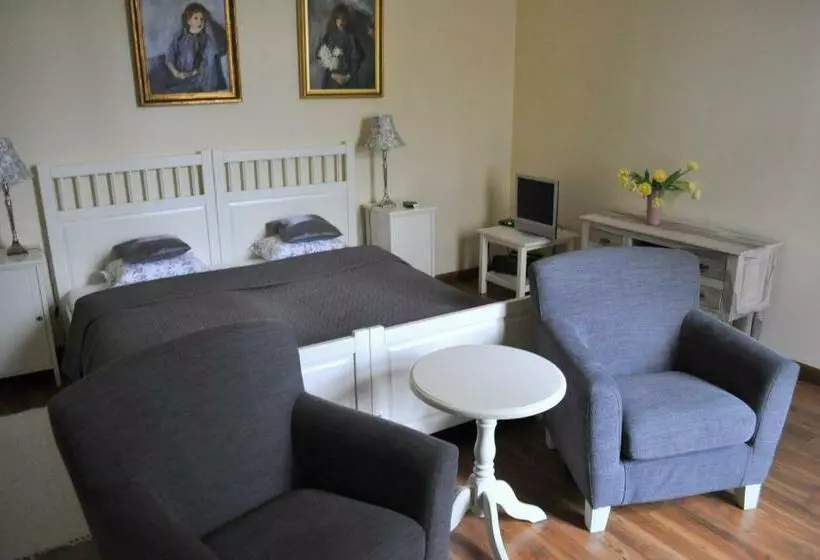 Aamiaismajoitus (B&B) Zamek Rynkówka