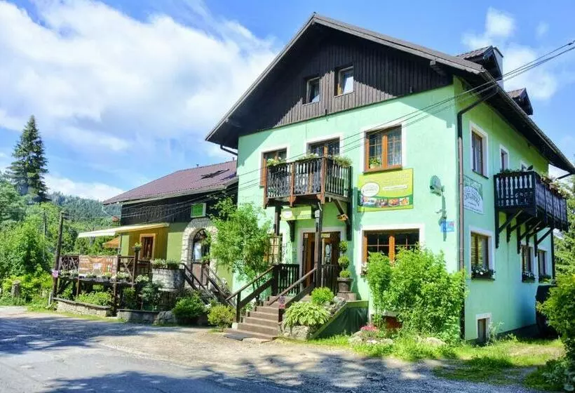Retkeilymaja Zajazd Karłów Restauracja & Pokoje Gościnne
