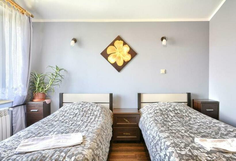 فندق صغير Zajazd Karłów Restauracja & Pokoje Gościnne