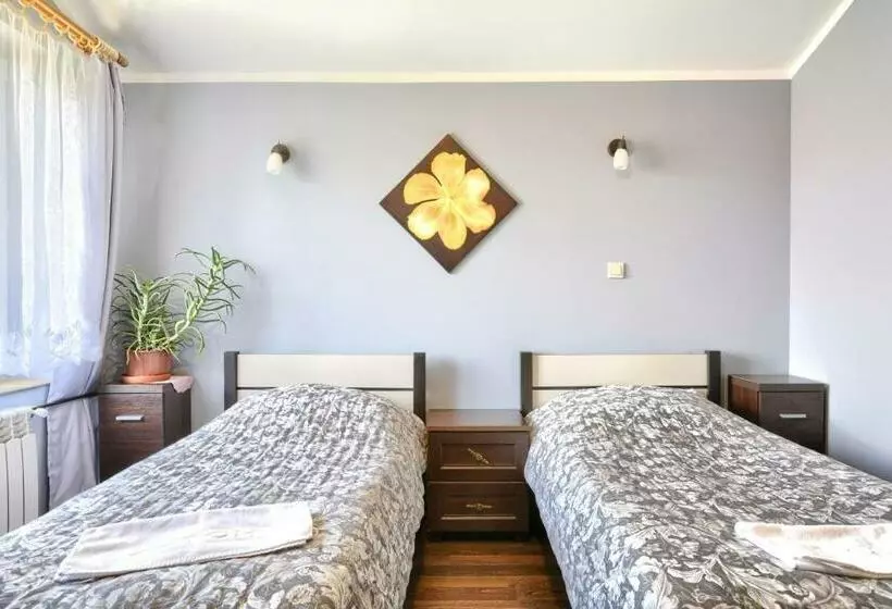 Retkeilymaja Zajazd Karłów Restauracja & Pokoje Gościnne