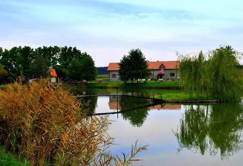 ホテル Agrowczasy Nad Stawem