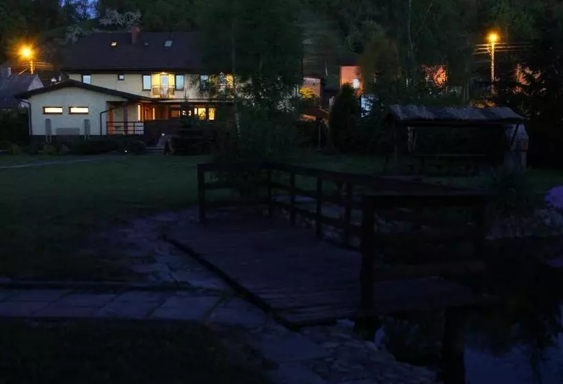 Aamiaismajoitus (B&B) Dom Gościnny Pod Górą