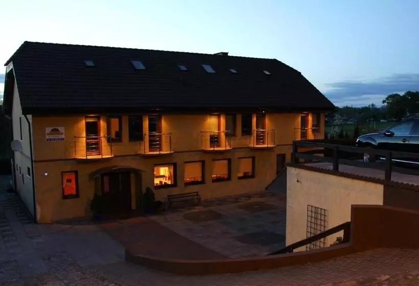 Aamiaismajoitus (B&B) Dom Gościnny Pod Górą