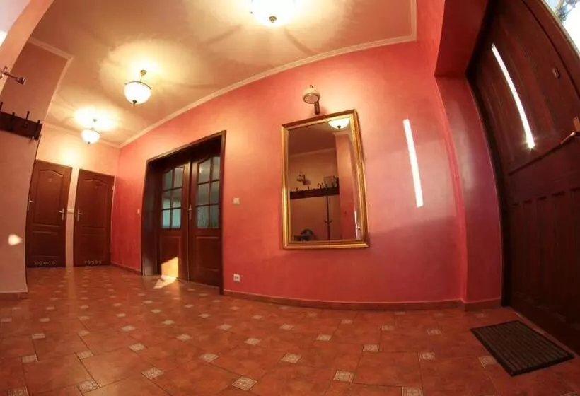 Aamiaismajoitus (B&B) Dom Gościnny Pod Górą