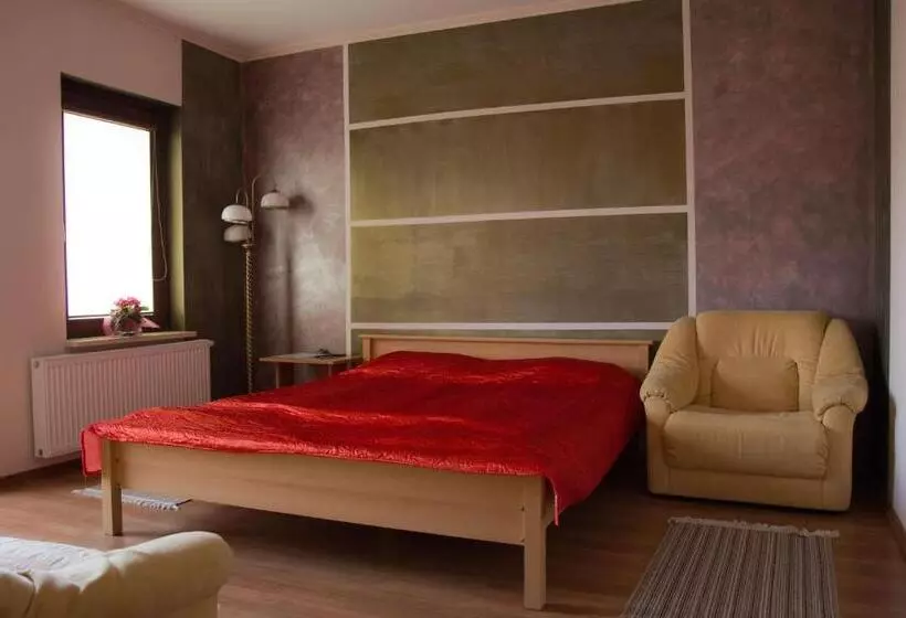 Aamiaismajoitus (B&B) Dom Gościnny Pod Górą