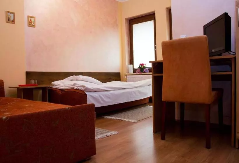 Aamiaismajoitus (B&B) Dom Gościnny Pod Górą