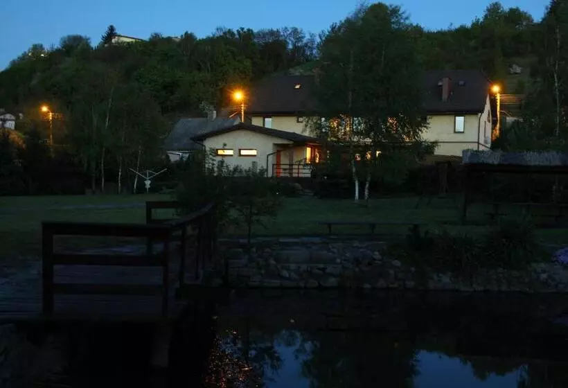 Aamiaismajoitus (B&B) Dom Gościnny Pod Górą