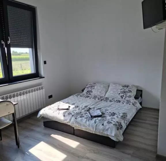 Majatalo Noclegi 24/h Leszczynek