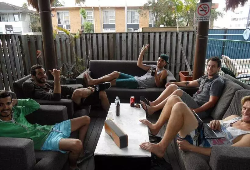 Backpackers In Paradise 18 35 Hostel