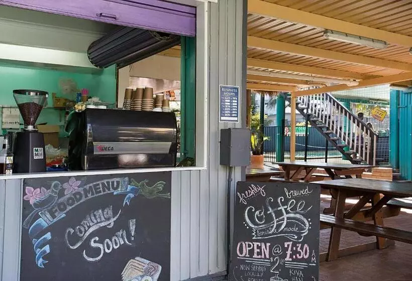 Backpackers In Paradise 18 35 Hostel