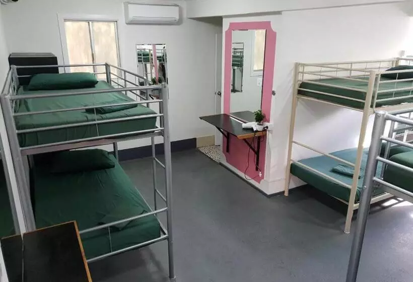 Backpackers In Paradise 18 35 Hostel