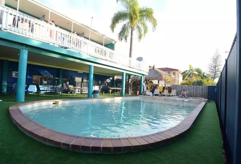 Backpackers In Paradise 18 35 Hostel