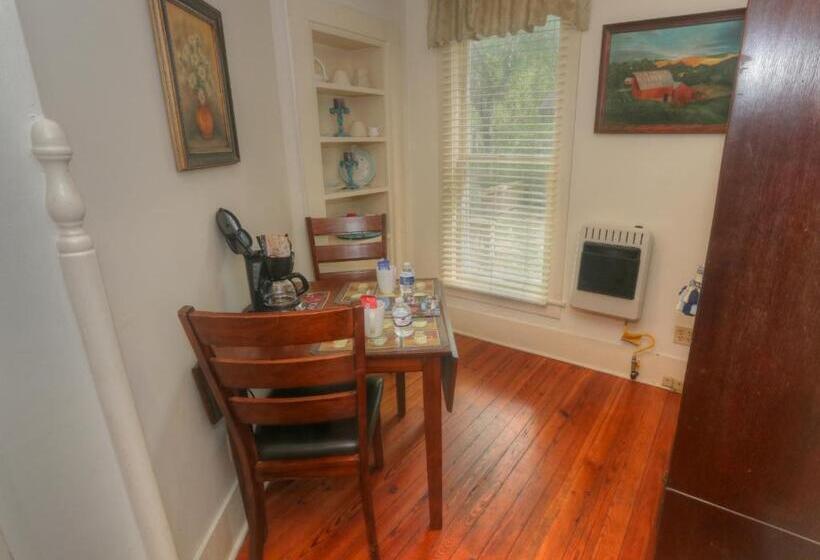 Hidden Springs Bed And Breakfast