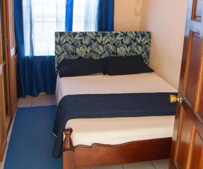 هتل Tropical Breeze Vacation Home And Apartments