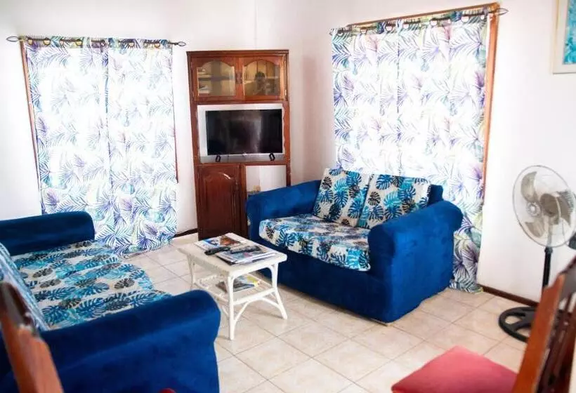 هتل Tropical Breeze Vacation Home And Apartments