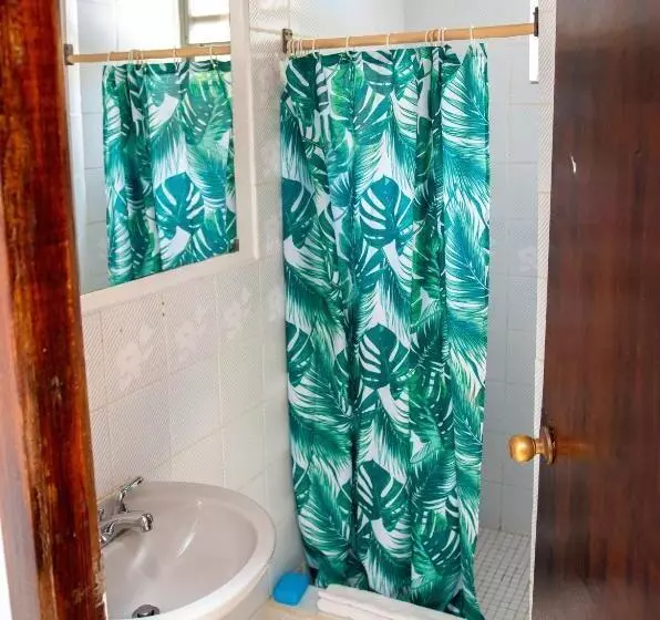 هتل Tropical Breeze Vacation Home And Apartments