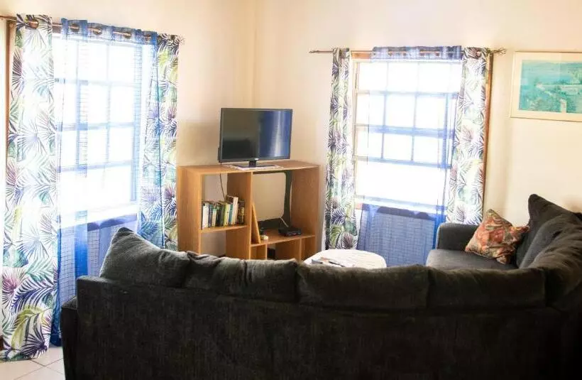 هتل Tropical Breeze Vacation Home And Apartments