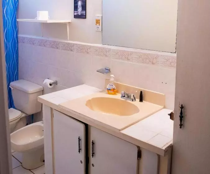 هتل Tropical Breeze Vacation Home And Apartments