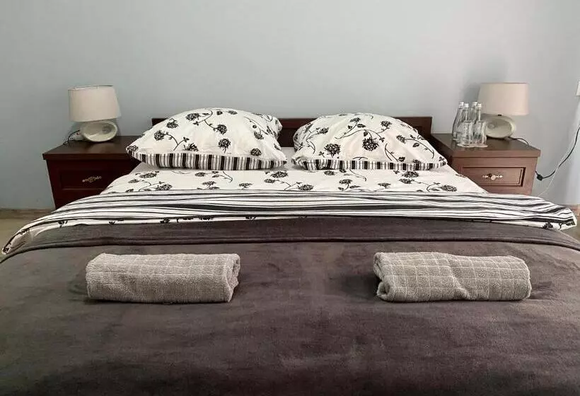 Retkeilymaja Zajazd Park