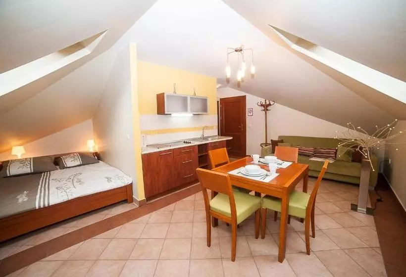 Aamiaismajoitus (B&B) Apartamenty Dom Na Wzgórzu Gardenia