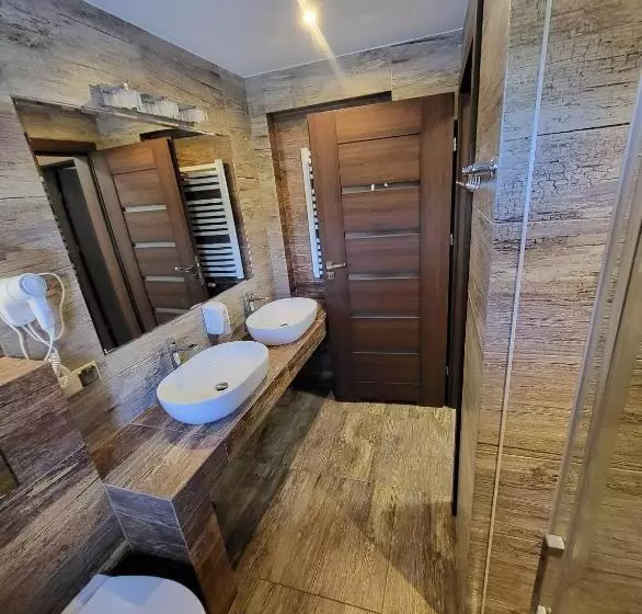 Aamiaismajoitus (B&B) Apartamenty I Pokoje W Willi Na Ubocy