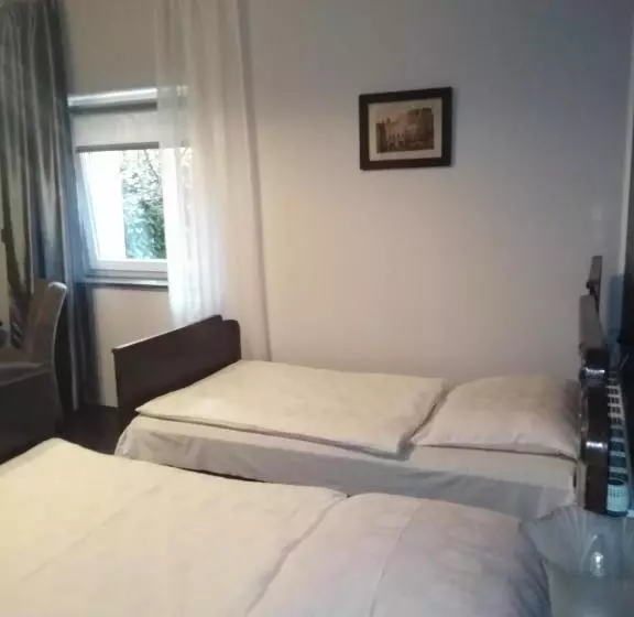 Aamiaismajoitus (B&B) Zajazd Pod Różą