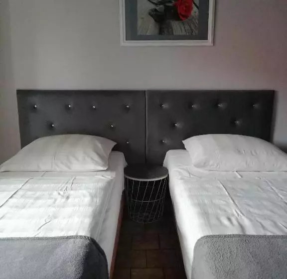 Aamiaismajoitus (B&B) Zajazd Pod Różą