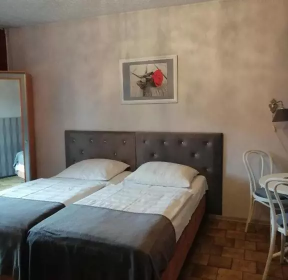 Aamiaismajoitus (B&B) Zajazd Pod Różą