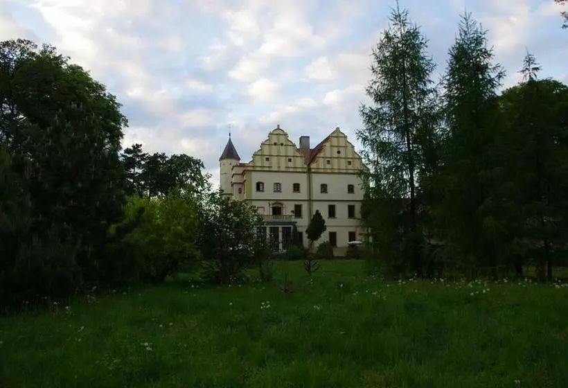 Aamiaismajoitus (B&B) Zamek W Czernej