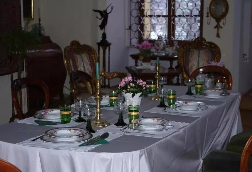 Aamiaismajoitus (B&B) Zamek W Czernej