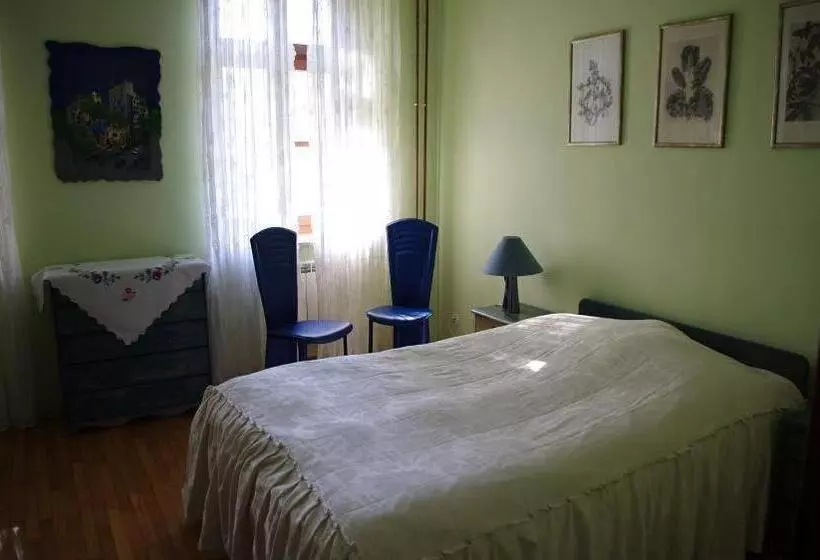 Aamiaismajoitus (B&B) Zamek W Czernej