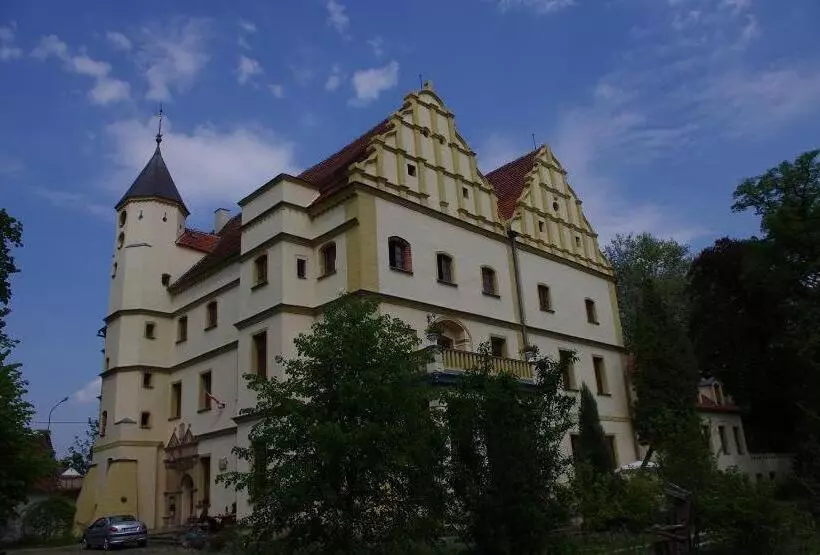 Aamiaismajoitus (B&B) Zamek W Czernej