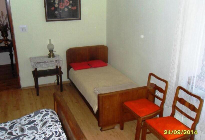 호텔 Kasztelania Pod Lipami