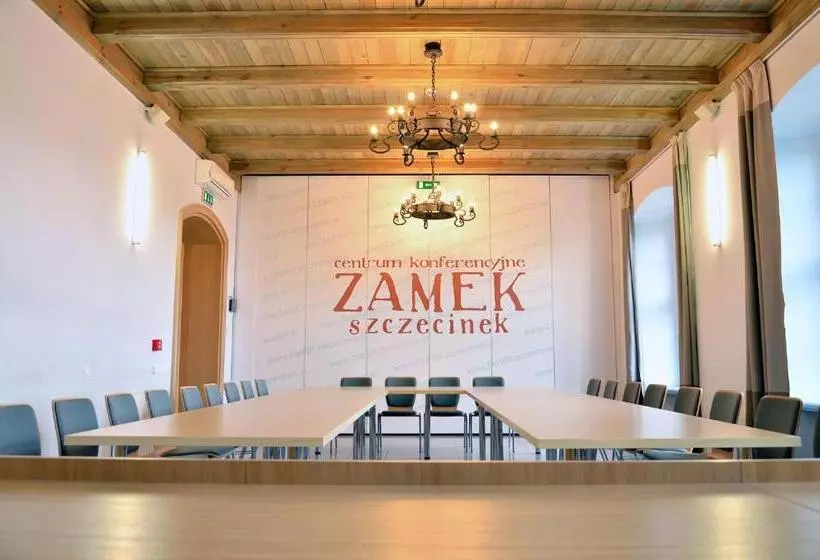 Retkeilymaja Centrum Konferencyjne Zamek