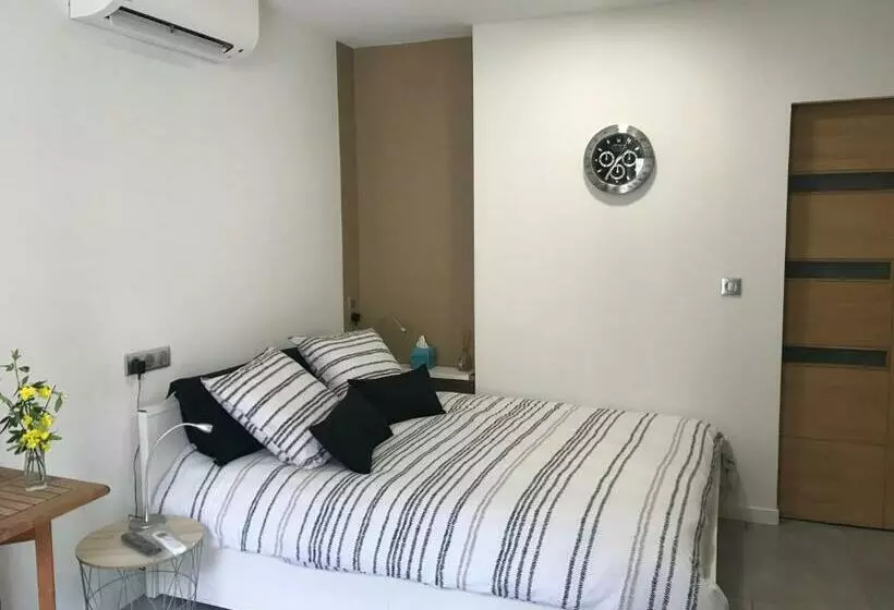 ペンション Studette De 17m2 Avec Parking Privé Gratuit Climatisation Et Petite Cuisine
