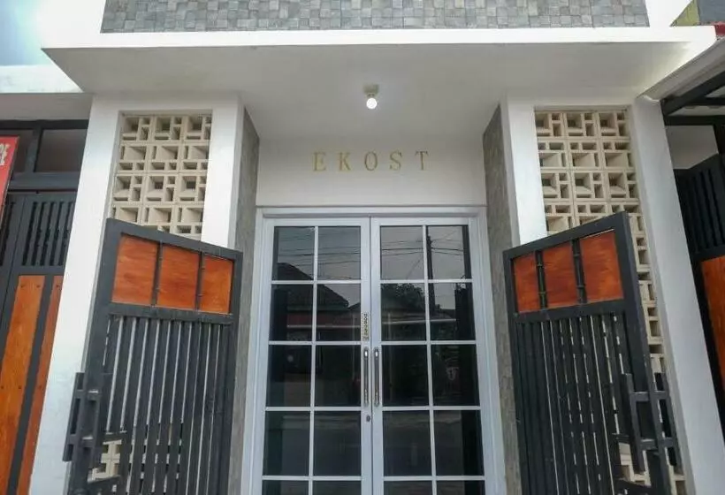 Hotelli Koolkost Syariah Near Luwes Gentan Park