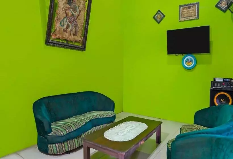 Hotelli Spot On 92202 Kost Auto Syariah Anggaswangi