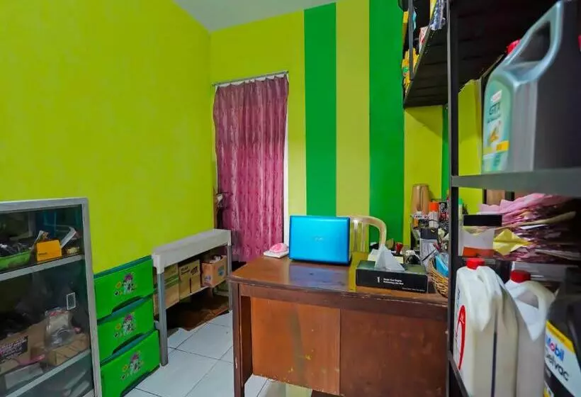 Hotelli Spot On 92202 Kost Auto Syariah Anggaswangi