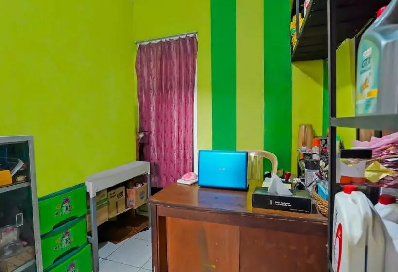 Hotelli Spot On 92202 Kost Auto Syariah Anggaswangi
