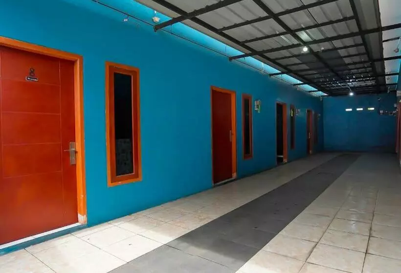 Hotelli Spot On 92202 Kost Auto Syariah Anggaswangi