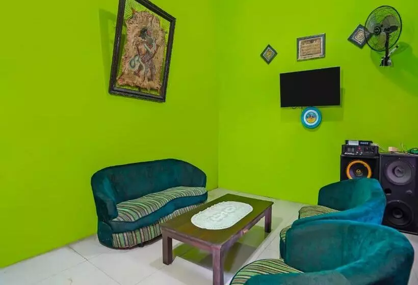 Hotelli Spot On 92202 Kost Auto Syariah Anggaswangi