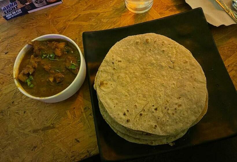 هاستل Yatri Backpackers Home