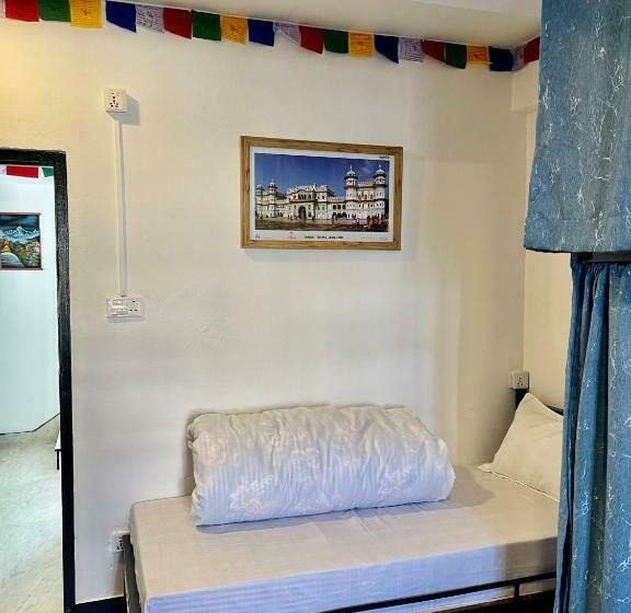 هاستل Yatri Backpackers Home