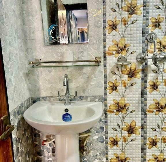 هاستل Yatri Backpackers Home