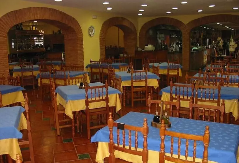 ホテル Hostal Restaurante El Paisano
