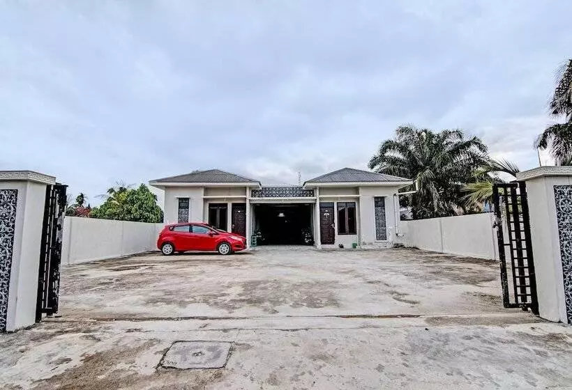 ホテル Oyo 92176 Sandira Syariah