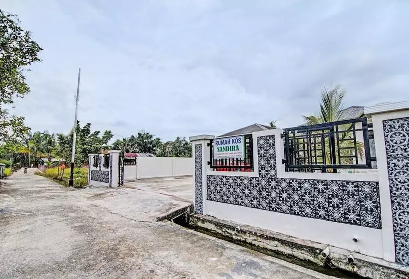 ホテル Oyo 92176 Sandira Syariah